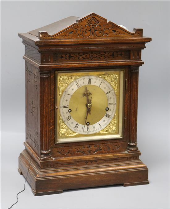 A late Victorian oak repeating bracket clock H.42cm